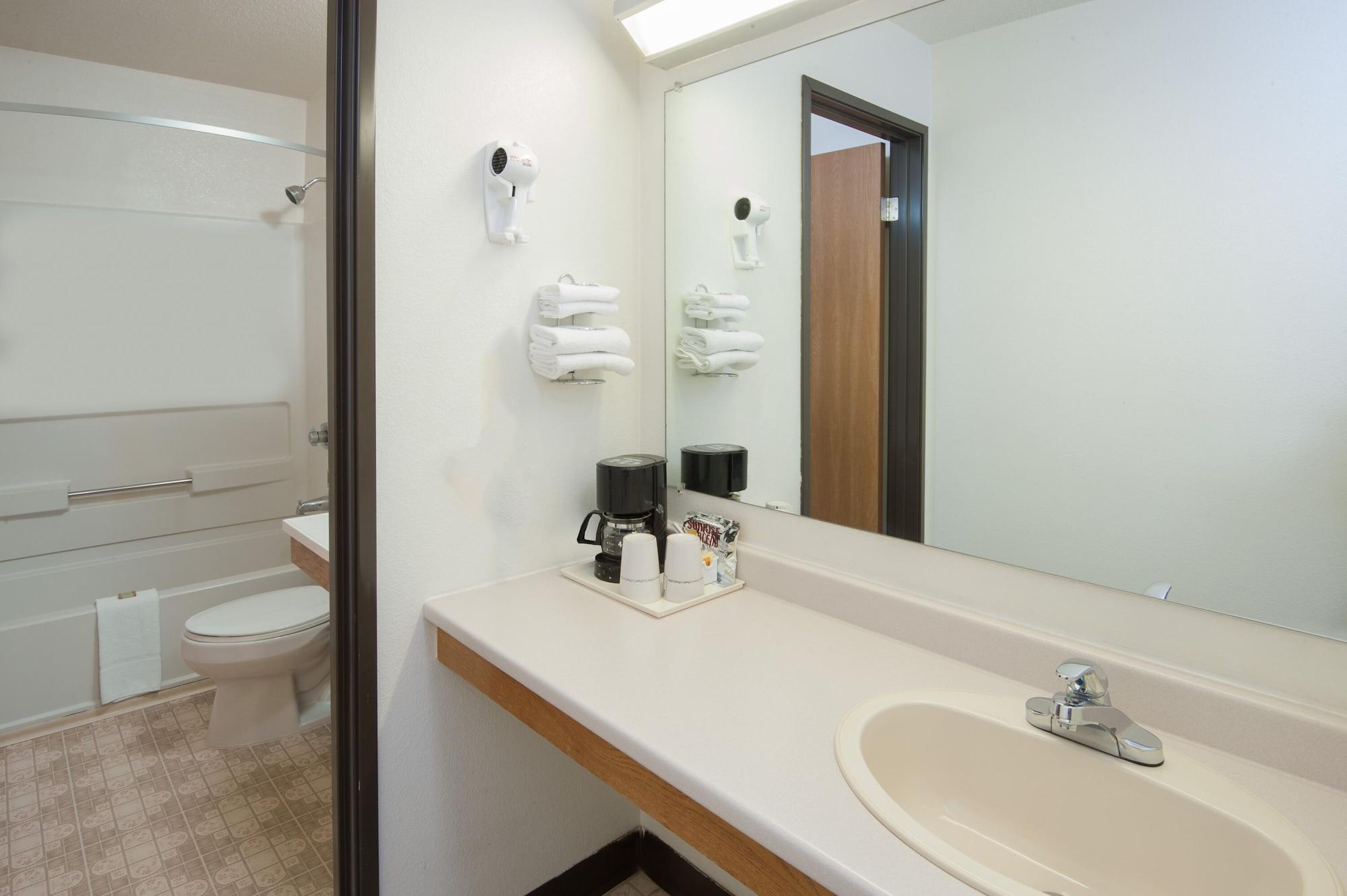 ซูเปอร์ 8 บาย วินด์แฮม ซัลมอน อาร์ม Hotel แซลมอนอาร์ม ภายนอก รูปภาพ